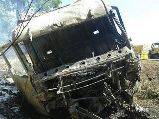 Depois da colisão com o carro de passeio, a carreta  pegou fogo. Sorte que o motorista conseguiu escapar sem nenhum ferimento. (Foto: Coxim Agora.
