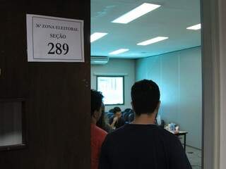 Candidatos que pediram o voto em trânsito, votaram na sede do Sebrae, na avenida Mato Grosso. (Foto: Marina Pacheco)