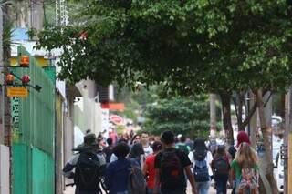 Alunos da rede estadual voltam &agrave;s aulas e movimentam rotina no Centro