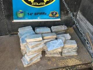 Carga de pasta base de cocaína apreendida pela PRE nesta manhã (Foto: Divulgação/Polícia Militar Rodoviária)