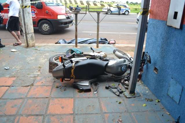 Carro fura sinal e atropela ciclista de 40 anos, que morre no hospital