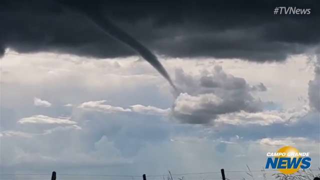 Leitor flagra forma&ccedil;&atilde;o de tornado em rodovia pr&oacute;ximo a Maracaju; veja o v&iacute;deo