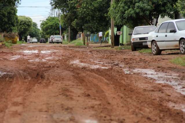 Forte chuva causou alagamentos e deixou ruas intransit&aacute;veis nos bairros