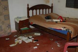 Bandidos reviraram a casa da vítima a procura de dinheiro (Foto: O Correio News)