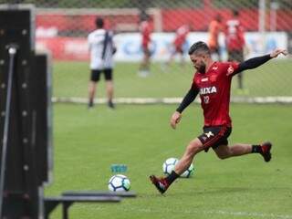 Meia Diego treina bola parada para duelo de logo mais contra o Vitória (Foto: Gilvan de Souza/Flamengo)
