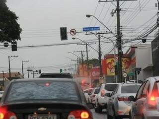Veículos circulando por rua da Capital (Foto: Marina Pacheco)