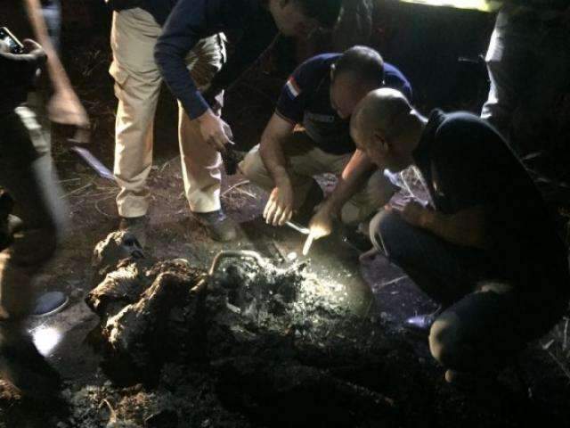 Moradores encontram corpo incinerado ao lado de motocicleta em bairro 