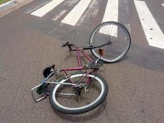 A vítima que seguia de bicicleta sofreu ferimentos leves Foto: Leonardo Rocha) 