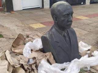 Busto de ex-prefeito &eacute; furtado e acaba em meio ao lixo na Dom Aquino 