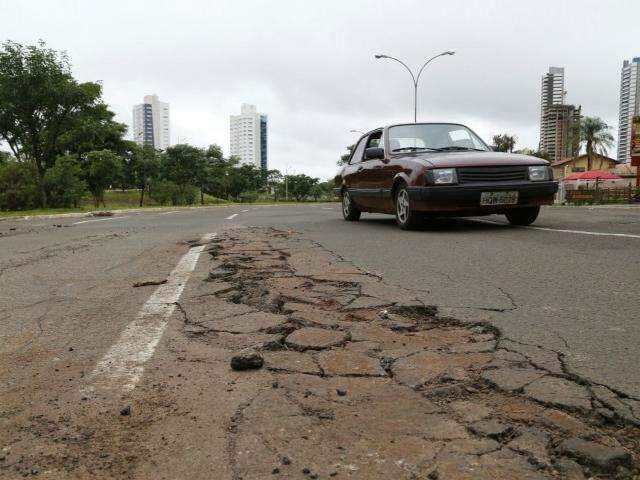 Equipes da prefeitura se re&uacute;nem para vistoriar os estragos da chuva 