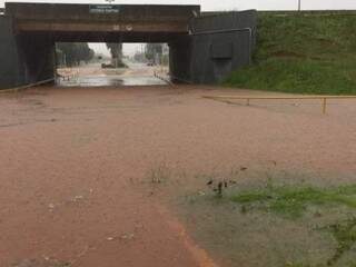 Viaduto da avenida Oito foi novamente afetado por alagamentos na chuva de hoje (Foto: O Correio News)