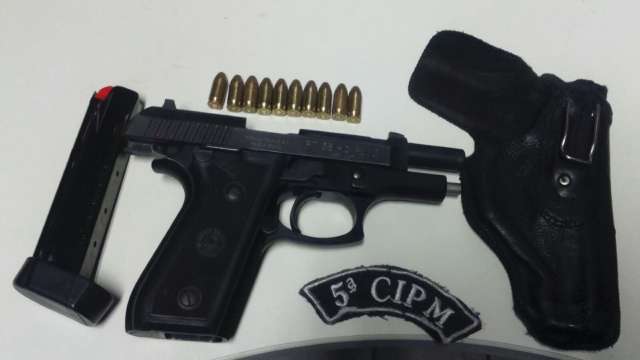 Guarda Municipal &eacute; preso por porte ilegal de arma durante blitz