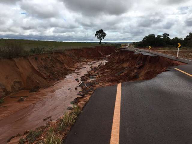 Desvio atrasa e moradores se arriscam em rodovia que desmoronou h&aacute; 17 dias
