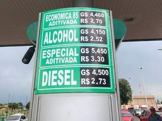 Placa informa preços até 40% mais baratos que em Ponta Porã (Foto: Lucimar Couto)