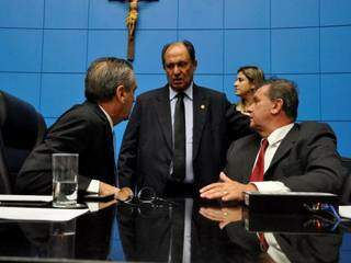 Deputados Paulo Correa (PSDB), Zé Teixeira (DEM) e Eduardo Rocha (MDB), na mesa diretora (Foto: Assessoria/ALMS)