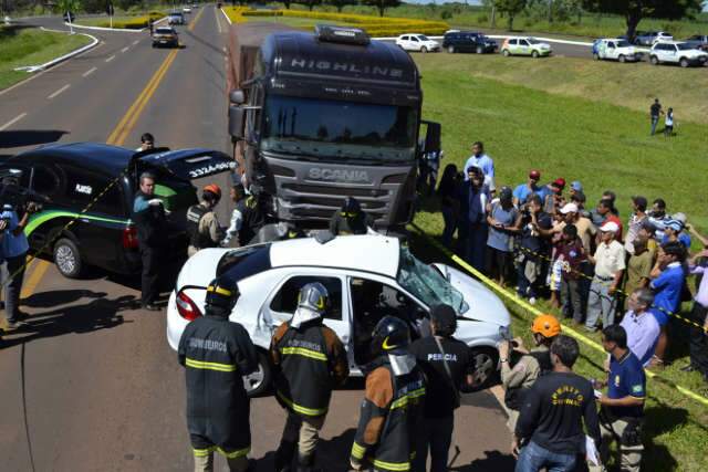  Duas pessoas morrem em acidente entre carro e caminh&atilde;o na BR-262