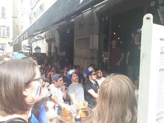 Franceses lotam ruas e bares para assistir ao jogo de França e Croácia (Foto: Direto das Ruas)