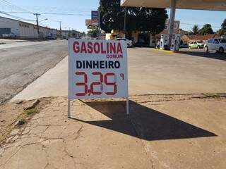 Gasolina a R$ 3,25 se paga em dinheiro na Capital (Foto: Marcus Moura)