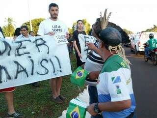 Indígenas pedindo para que acadêmicos deixassem local onde faziam protesto (Foto: Helio de Freitas)