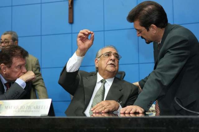 Presidente da Assembleia espera para amanh&atilde; poss&iacute;vel ren&uacute;ncia de Andr&eacute;