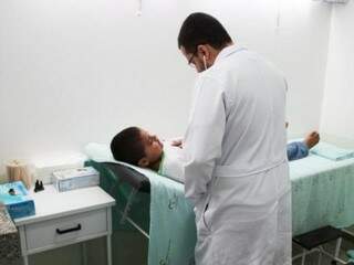 Médico do programa em hospital de Naviraí (Foto: Arquivo)
