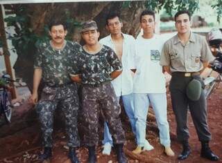 Odair José Lima é o segundo soldado da esquerda para direita, ao lado dos companheiros do batalhão (Foto: Arquivo Pessoal)