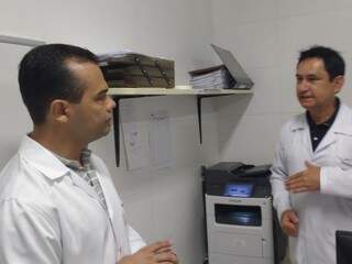 Secretário de Saúde, Marcelo Vilela, à esquerda, em visita a hospitais em Campo Grande. (Foto: Richelieu de Carlo/Arquivo)