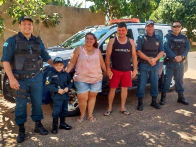Acordado por sirenes, Lucas ganha farda no Natal e &eacute; promovido a &quot;cabo&quot;