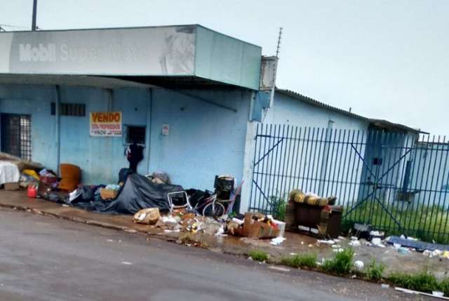 Calçadas viram depósito de lixo e abrigo de moradores de rua