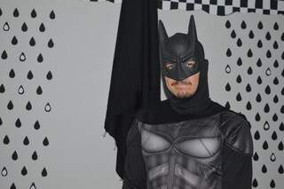 Juliano Candia Pedrozo aproveitou a decoração dos morcegos e foi fantasiado de Batman (Foto: Alana Portela)