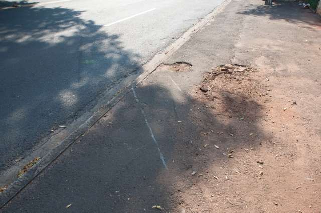 Carro desgovernado derruba muro da Pol&iacute;cia do Ex&eacute;rcito na Capital