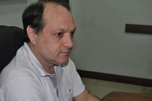 Prefeito acusa antecessor de gastar R$ 1 milh&atilde;o com apostilas para estudantes