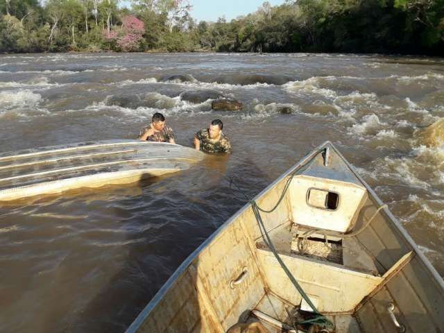 PMA encontra barco afundando e salva pescadores de naufr&aacute;gio em rio 