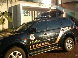 Polícia Federal está na empresa desde à 6h. (Foto: André Bittar)