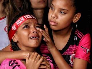 Torcedora não segura lágrimas durante jogo do Flamengo e Liverpool e choro é enxugado por amiga (Foto: Henrique Kawaminami)