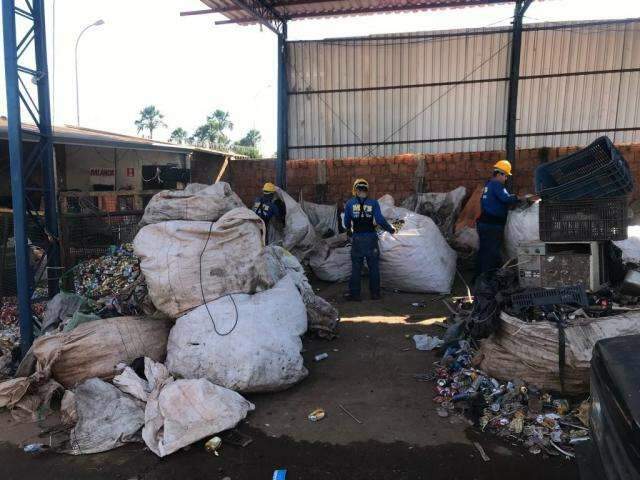 Fam&iacute;lia denuncia barulho &quot;insuport&aacute;vel&quot; de empresa de reciclagem 