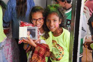 As 80 crianças receberam suas foto em um kit, com doces, e muitos faziam questão de se mostrar para os voluntários. (foto: Paulo Francis)