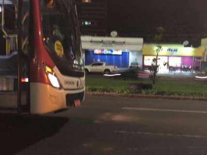 Rodas de ônibus se soltam e veículo tumultua trânsito na Avenida Afonso Pena 