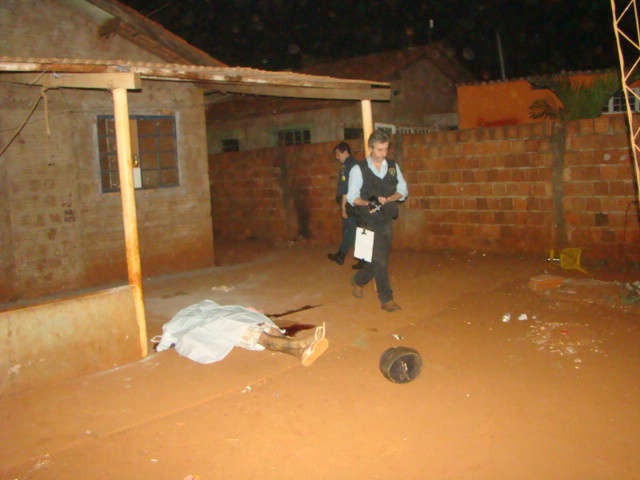  Jovem &eacute; assassinado a tiros em frente &agrave; casa de amigo em Dourados