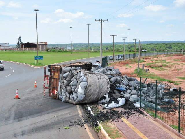  Caminh&atilde;o com 2 toneladas de carv&atilde;o derrapa ap&oacute;s tombar no macroanel