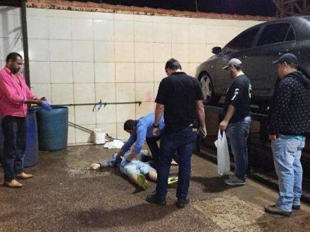 Rec&eacute;m sa&iacute;do de Unei, adolescente &eacute; morto com 15 tiros em lava-jato 