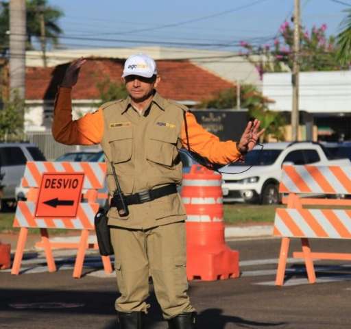 Interditada para obras, tr&acirc;nsito na Fernando Corr&ecirc;a da Costa exige aten&ccedil;&atilde;o