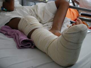 Thaís já passou por cirurgia no joelho e aguarda vaga no Centro Cirurgico para operar o tornozelo (Foto: Mariana Lopes)