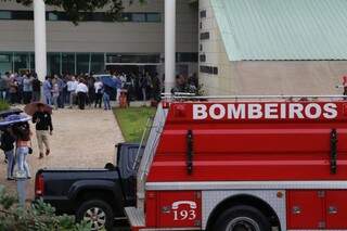 Bombeiros permanecem na Central do Cidadão para garantir que não ocorram novo incidente. (Foto:Gerson Walber) 