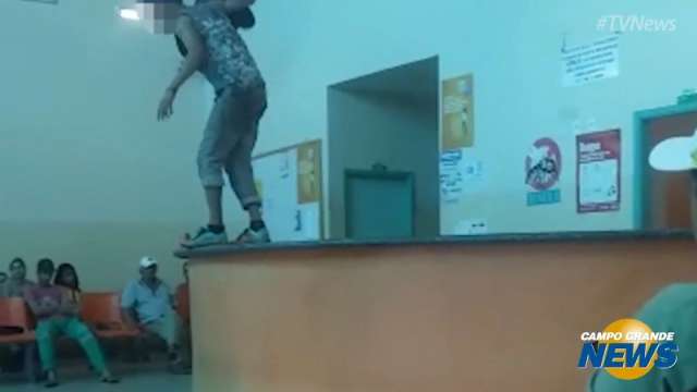 Morador de rua que aguardava atendimento em UPA sobe no balc&atilde;o e cria confus&atilde;o