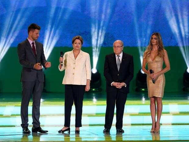 Sorteio da Copa come&ccedil;a com homenagem a Mandela e gafe de presidente da Fifa