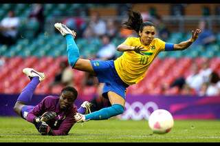Marta faz jogada durante goleada sobre Camarões por 5 a 0 (Foto: Reuters)