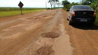 Estrada de acesso a distritos de Dourados e Douradina continua cheia de buracos (Foto: Divulgação)