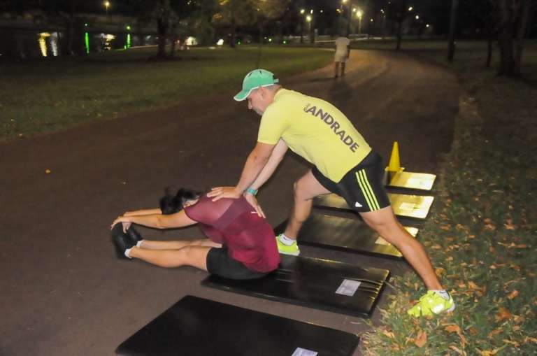 Professor e aluna durante exercício realizado em colchonetes (Foto: Paulo Francis)