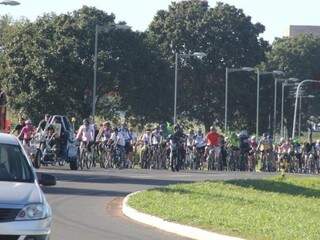 De bicicleta, fiéis ocuparam faixa de avenida Afonso Pena (Foto: Marcos Ermínio)